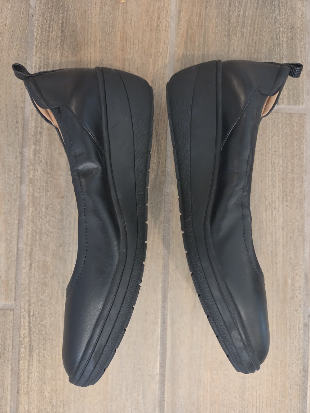 Vionic Black Leather Round-Toe Slip-On Flats Size 10 - Picture 2 of 3